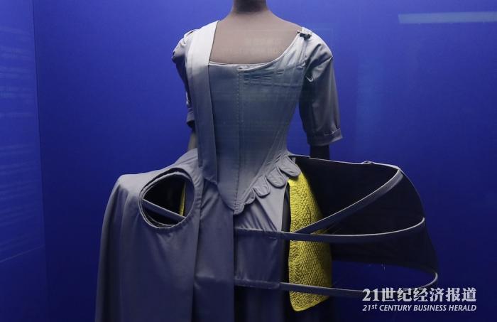（18世纪女士裙子里的系挂口袋，被合计是手袋的原型之一。梁信/摄）