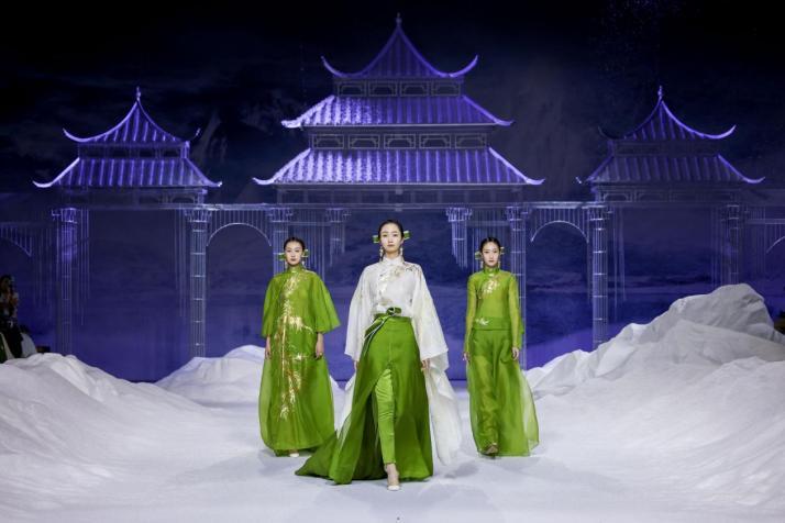 熊英·盖娅传说 |【乾坤·碧落】2023ss中国国际时装周大秀__财经头条
