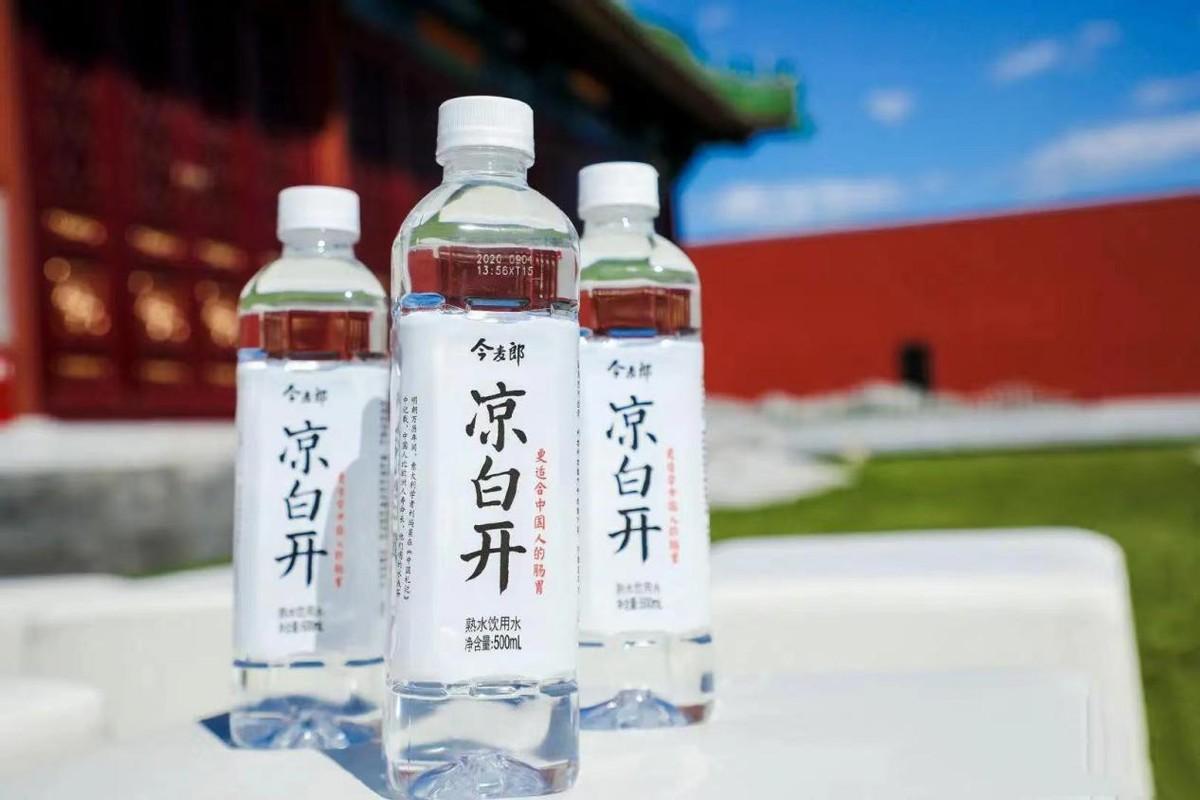 这场"熟水之战"从开头就非比寻常,今麦郎的产品叫凉白开,康师傅的叫喝