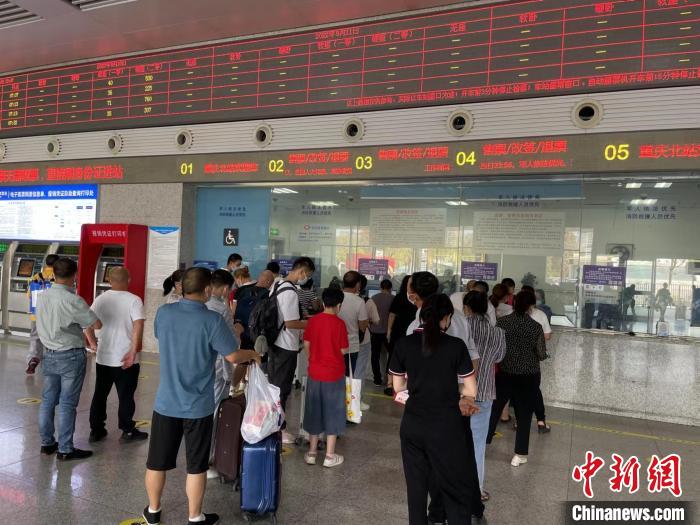 图为9月5日的重庆北站售票窗口. 重庆北站供图