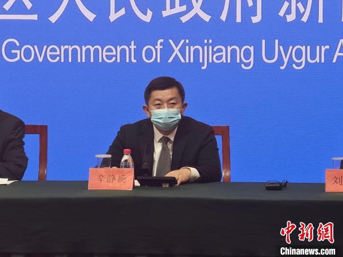 辛静杨先容了新疆税务部门助力处罚征税人缴费人资金难、投资难、办税难的做法。 张乾 摄