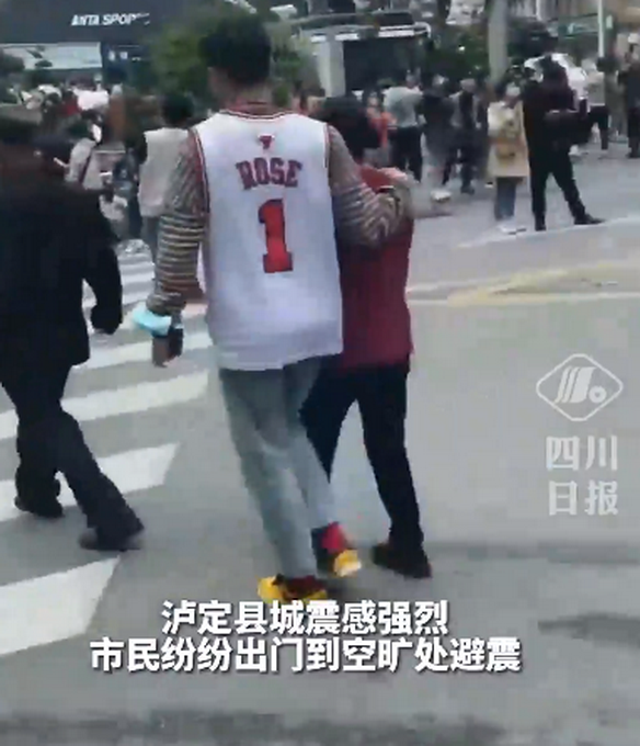 四川泸定发生6.8级地震，震后画面曝光：市民出门避震，建筑暂无大碍休闲区蓝鸢梦想 - Www.slyday.coM