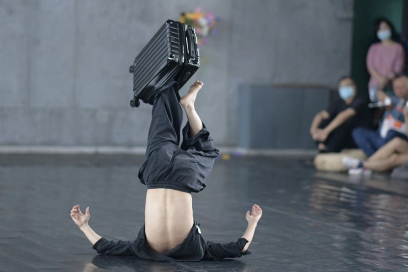 北京现代舞团举行"告别"演出 姜文周国平黄渤助阵_新浪新闻