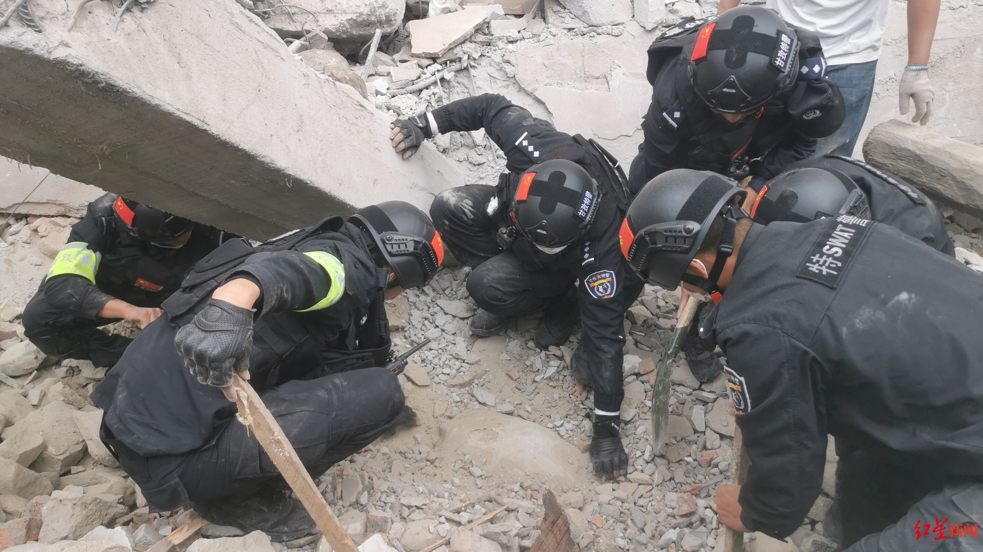 海螺沟一男子被地震垮塌房屋压住，甘孜特警徒手将其救出休闲区蓝鸢梦想 - Www.slyday.coM