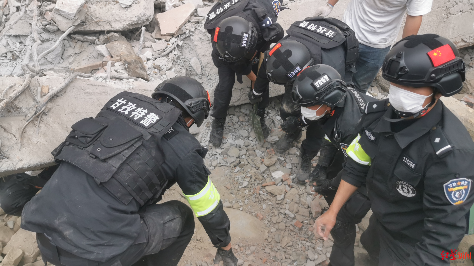 海螺沟一男子被地震垮塌房屋压住，甘孜特警徒手将其救出休闲区蓝鸢梦想 - Www.slyday.coM