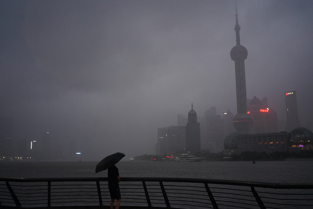 2022年9月4日,上海外滩,超强台风"轩岚诺"逼近,东方明珠塔等超高层