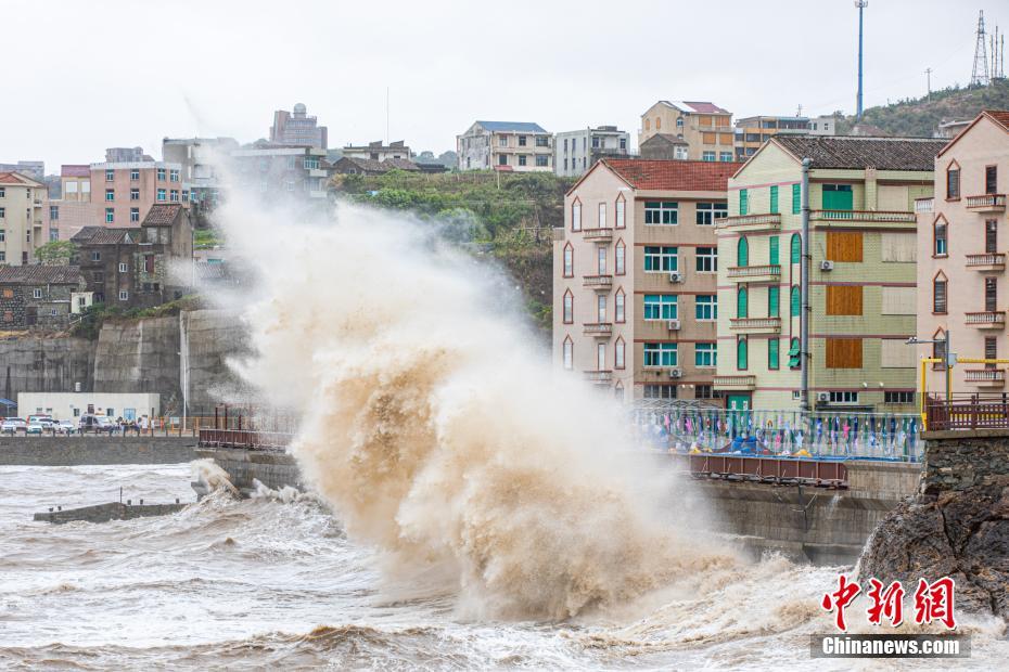浙江台州台风轩岚诺逼近沿海掀起惊涛巨浪