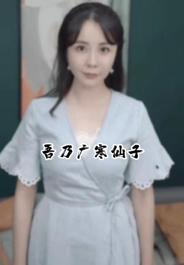 杨若兮穿古装扮嫦娥，穿长裙面带微笑，曾演《康熙微服私访记》休闲区蓝鸢梦想 - Www.slyday.coM