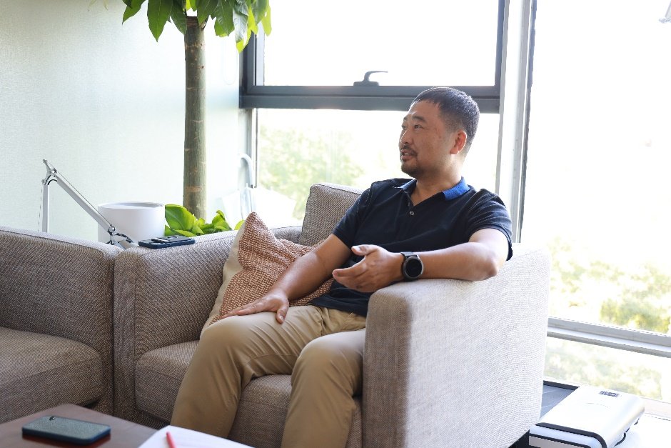 区域总经理,城市发展事业部分管高层侯正华在接受凤凰网风财讯专访时