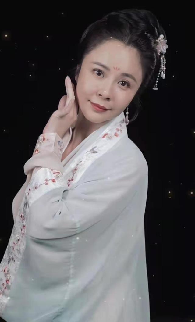 杨若兮穿古装扮嫦娥，穿长裙面带微笑，曾演《康熙微服私访记》休闲区蓝鸢梦想 - Www.slyday.coM