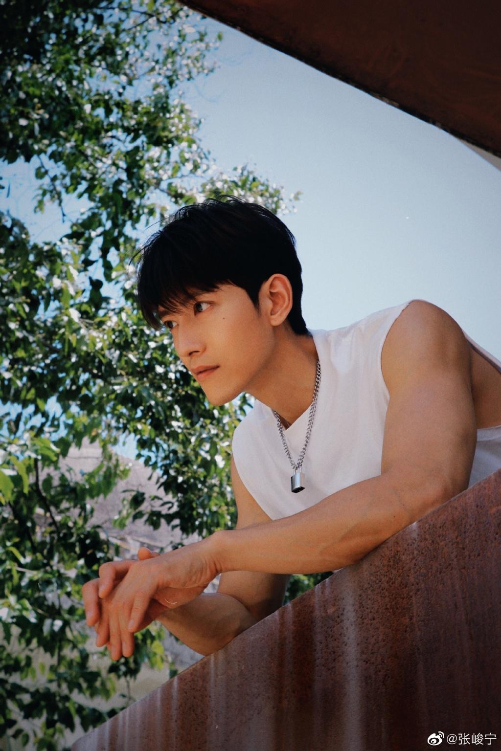 谁能拒绝会耍花剑的少年侠客啊！张峻宁一秒穿衣镜头，谁没疯过休闲区蓝鸢梦想 - Www.slyday.coM