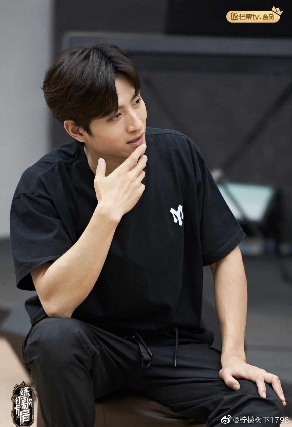 谁能拒绝会耍花剑的少年侠客啊！张峻宁一秒穿衣镜头，谁没疯过休闲区蓝鸢梦想 - Www.slyday.coM