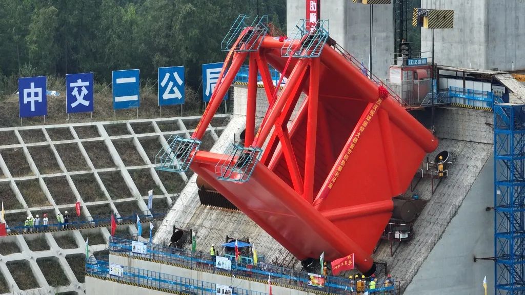 首节段吊装的拱肋重达194.99吨.受访者供图