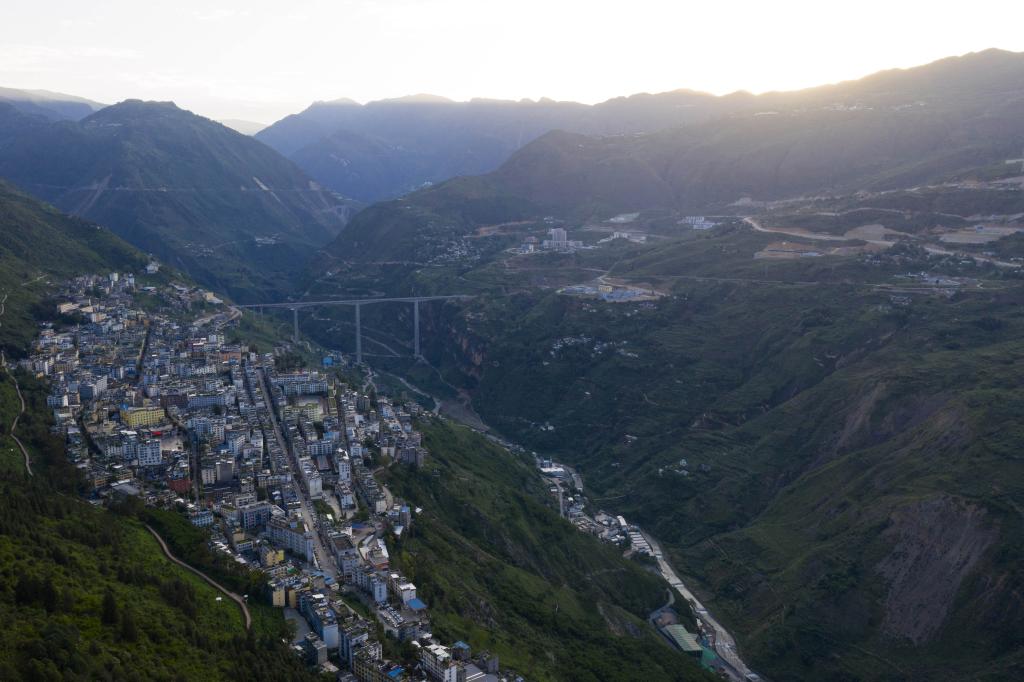 这是连接四川省金阳县新老县城的金阳河特大桥(无人机照片).