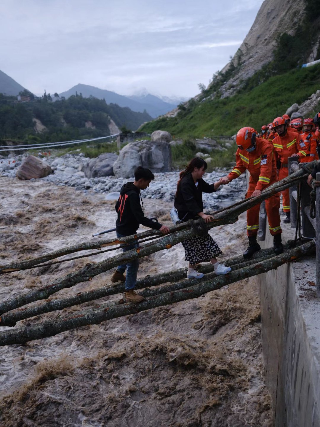 直击泸定6.8级地震休闲区蓝鸢梦想 - Www.slyday.coM