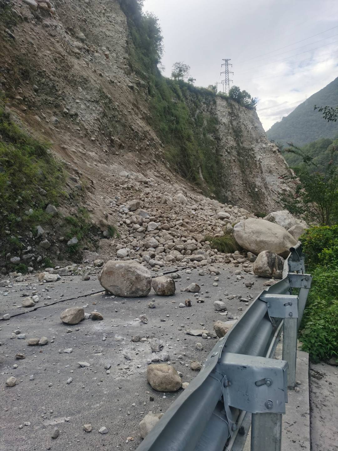 直击震后第一夜｜酒店工作人员：从泸定徒步3小时一路救援跑回酒店 为救援队和居民提供物资保障休闲区蓝鸢梦想 - Www.slyday.coM