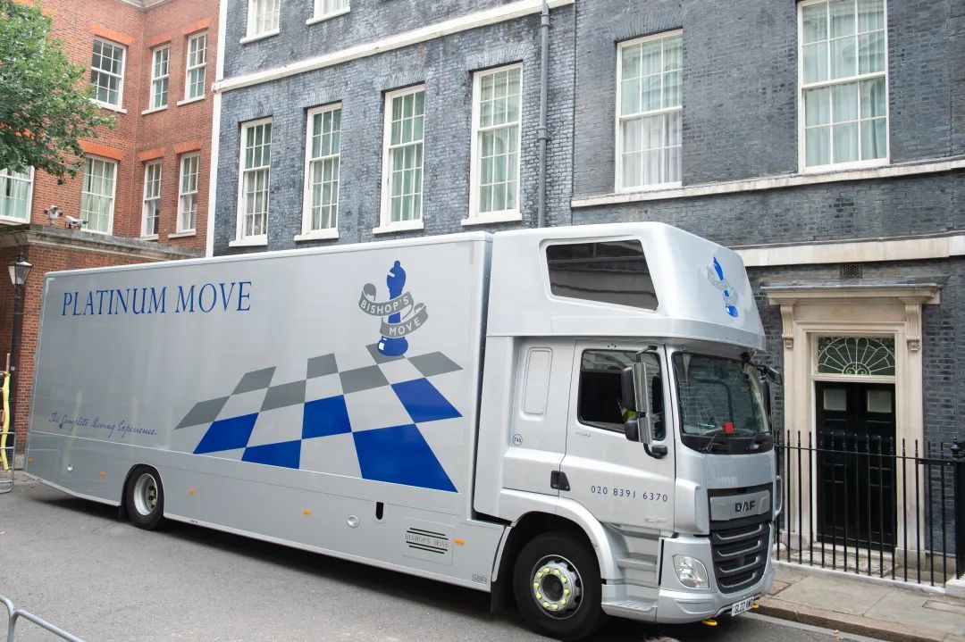  ▲当地时间2022年9月2日，英国伦敦，约翰逊即将离任，搬家车辆出现在唐宁街10号首相官邸外。图/IC photo