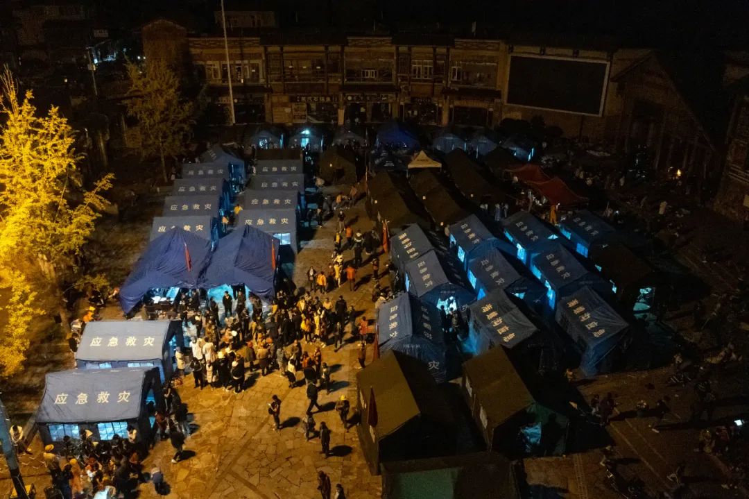 9月5日晚在四川甘孜州泸定县磨西镇拍摄的受灾群众临时安置点（无人机照片）。新华社记者 沈伯韩 摄