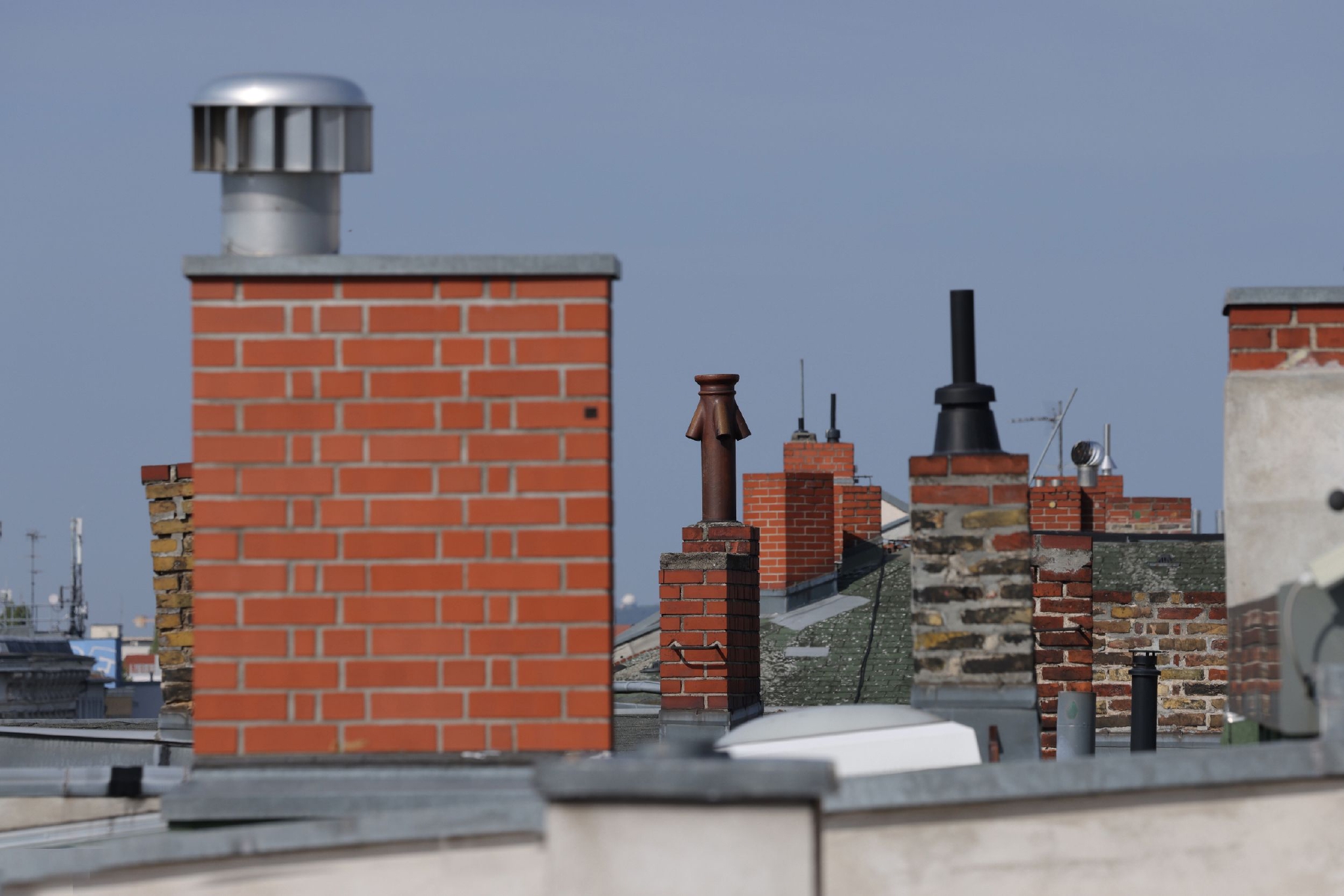 当地时间2022年9月5日,德国柏林,烟囱耸立在住宅公寓楼的屋顶上.