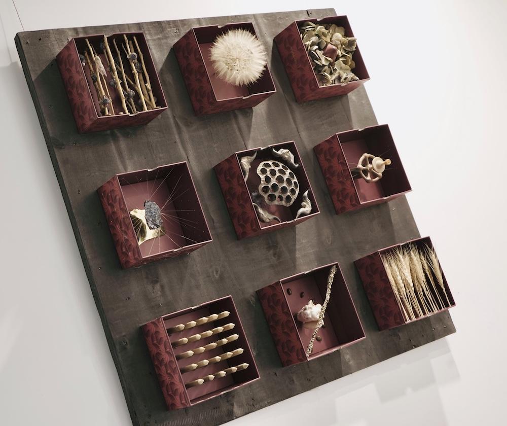 艺术家曹云将月饼盒做成艺术品。
