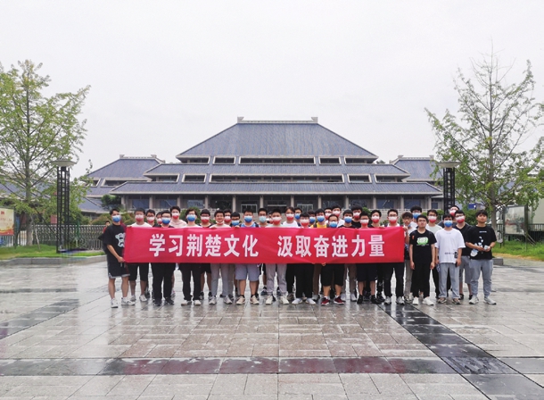 从高一第二学期没毕业从学校去当兵,学校毕业没有给办毕业证书,参加工作7年还