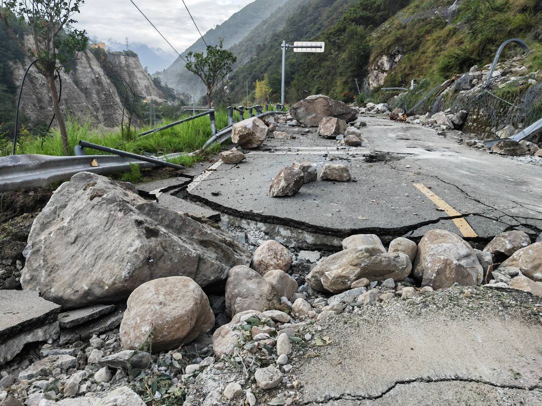 直击震后第一夜｜酒店工作人员：从泸定徒步3小时一路救援跑回酒店 为救援队和居民提供物资保障休闲区蓝鸢梦想 - Www.slyday.coM