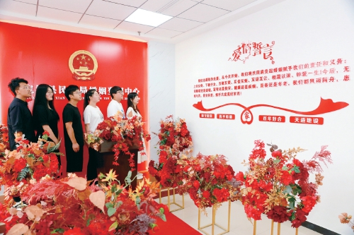 胡靖男 摄来到河北省宽城满族自治县民政局婚姻登记处,立刻置身于