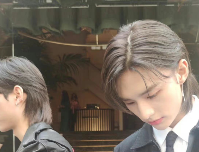 韩式滤镜又破裂！知名韩团参加时尚活动，外媒生图脸型崎岖发肿休闲区蓝鸢梦想 - Www.slyday.coM