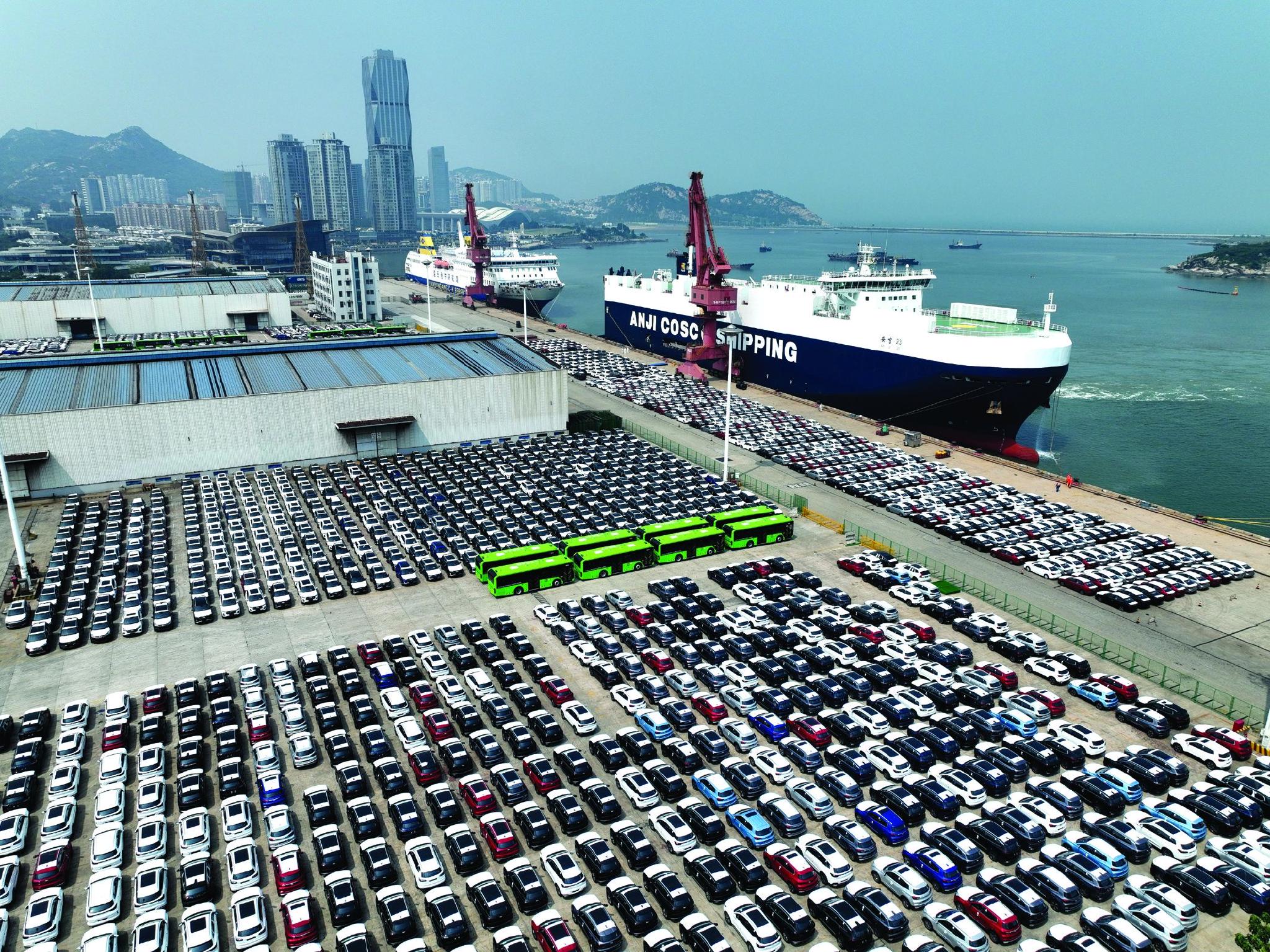 00,0.00%)港东方公司码头,一艘滚装轮停靠68泊位装载出口汽车.