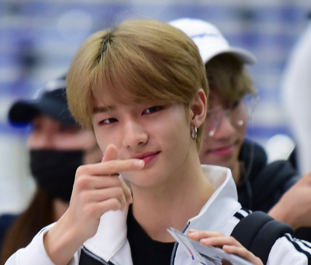 韩式滤镜又破裂！知名韩团参加时尚活动，外媒生图脸型崎岖发肿休闲区蓝鸢梦想 - Www.slyday.coM