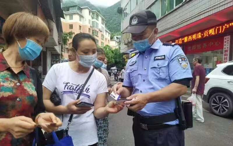因地震与家人失联13小时  辅警在工作岗位上得知母亲遇难休闲区蓝鸢梦想 - Www.slyday.coM