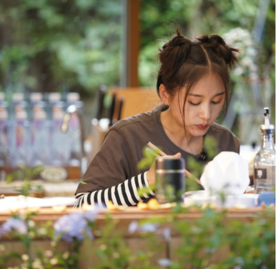 原来成熟女性也能这么可爱！看王子文的时髦日常，简约中带着俏皮休闲区蓝鸢梦想 - Www.slyday.coM