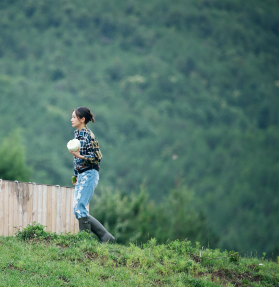 原来成熟女性也能这么可爱！看王子文的时髦日常，简约中带着俏皮休闲区蓝鸢梦想 - Www.slyday.coM