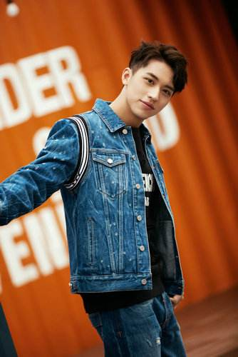 三,许魏洲的感情经历进入娱乐圈的六年间,许魏洲的绯闻很少.