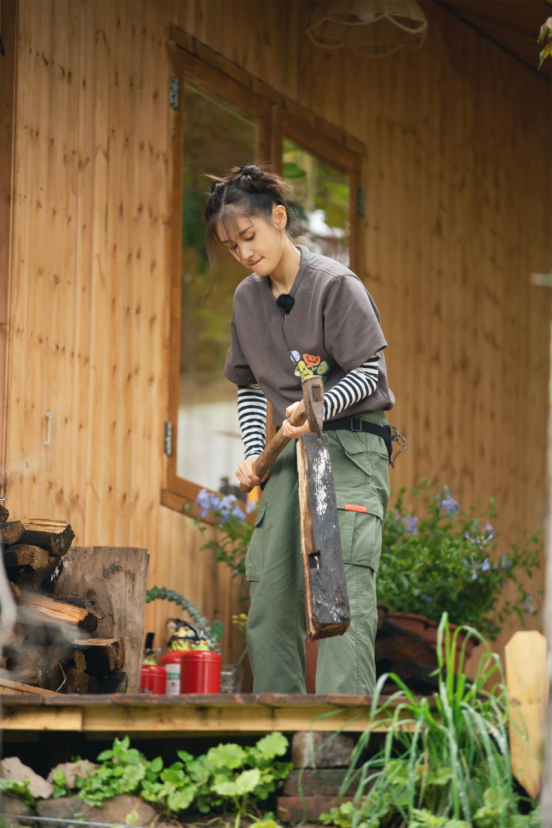 原来成熟女性也能这么可爱！看王子文的时髦日常，简约中带着俏皮休闲区蓝鸢梦想 - Www.slyday.coM