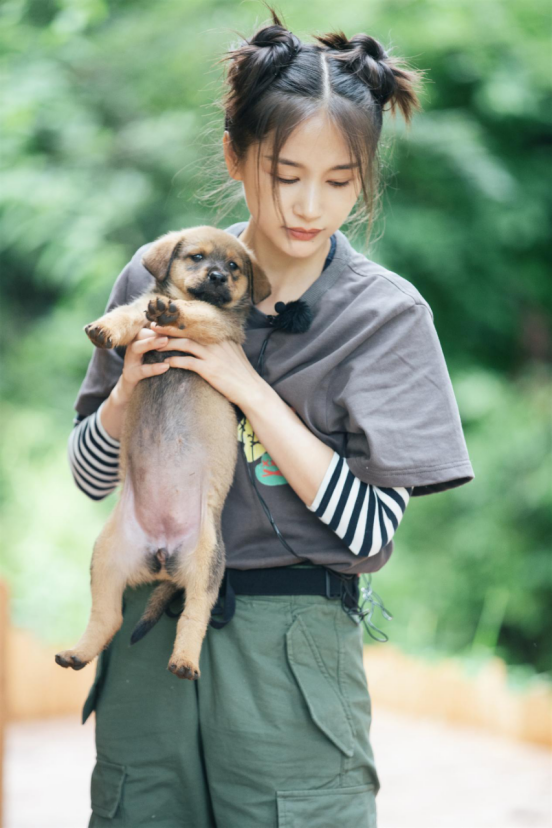 原来成熟女性也能这么可爱！看王子文的时髦日常，简约中带着俏皮休闲区蓝鸢梦想 - Www.slyday.coM