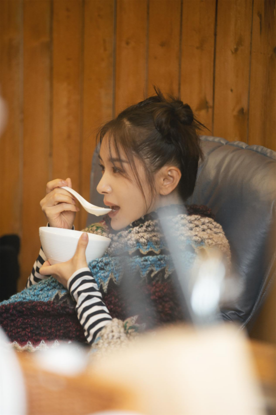 原来成熟女性也能这么可爱！看王子文的时髦日常，简约中带着俏皮休闲区蓝鸢梦想 - Www.slyday.coM