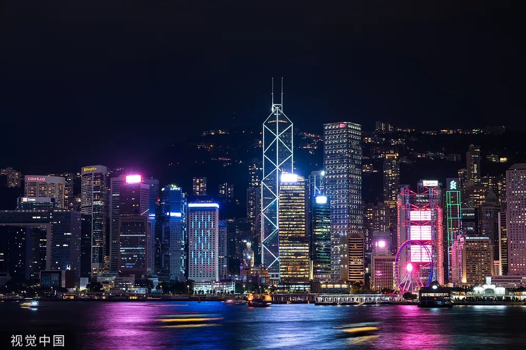 2021年10月17日,香港,夜幕降临,观光船穿过维多利亚港,实拍香港夜景.