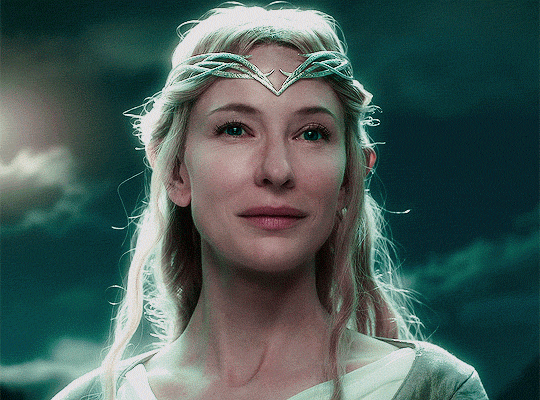 影版里自带圣光的精灵公主arwen有着惊为天人的美貌:到了剧版,精灵王