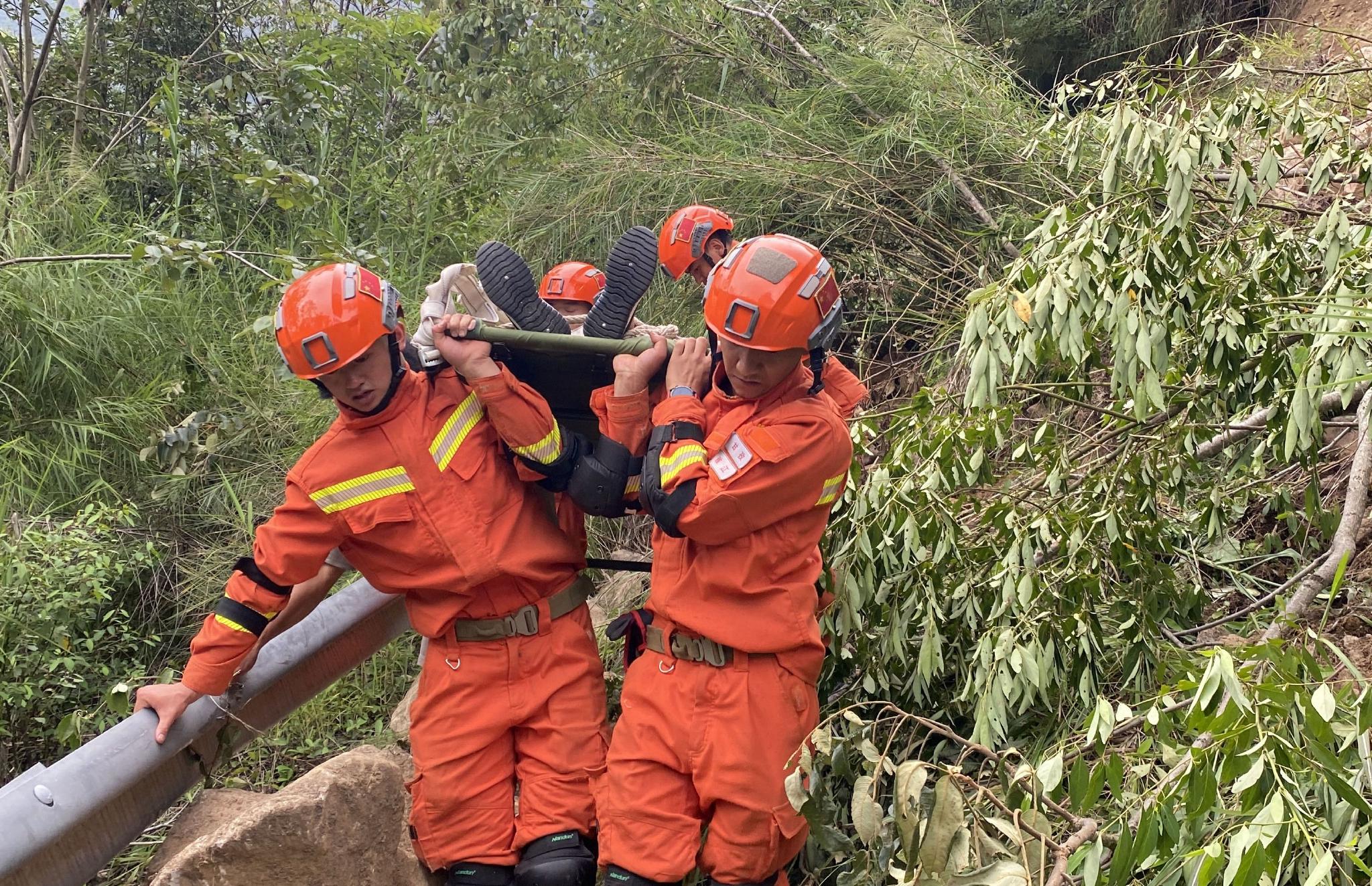 四川森林消防总队在泸定地震灾区救援|四川省|消防|消防员_新浪新闻