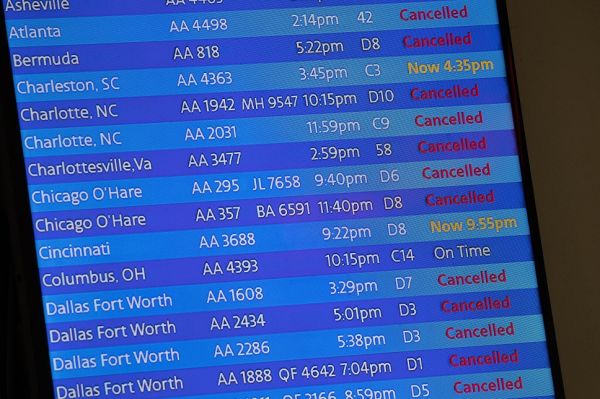 图说:2020 年 3 月 21 日，纽约拉瓜迪亚机场美国航空公司航站楼的到达板显示已取消或延误的航班以及准时的航班。 （美联社）