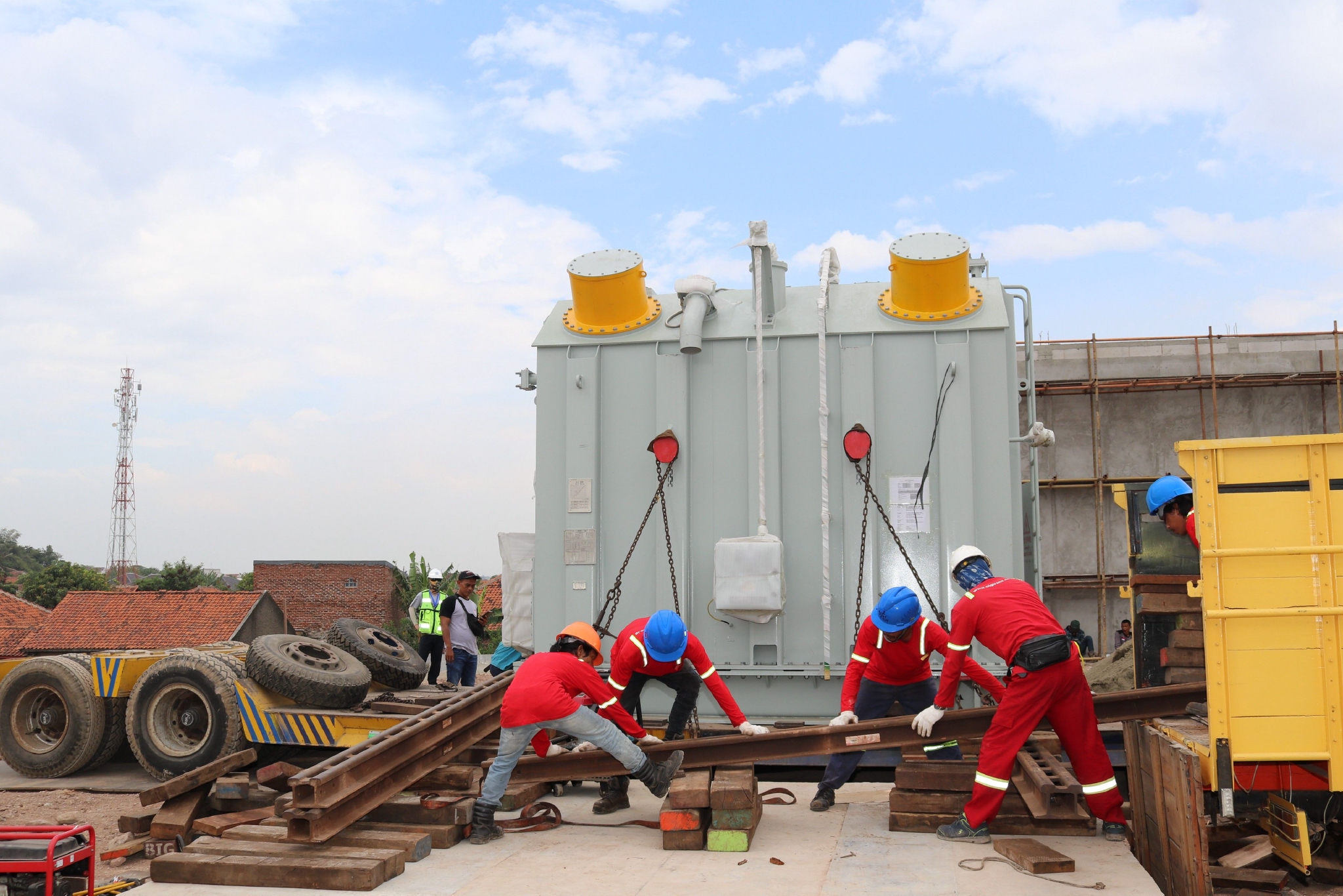 雅万高铁首台牵引主变压器安装就位__财经头条