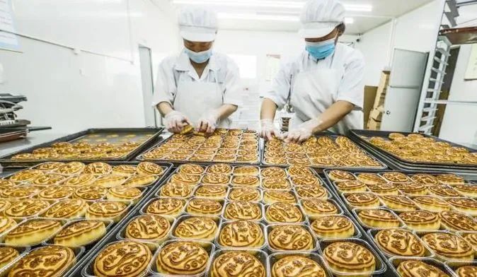 中秋佳节临近，河北省遵化市各月饼生产企业一片忙碌景象，工人们加班加点赶制月饼，满足节日期间市场需求。新华社 刘满仓 摄
