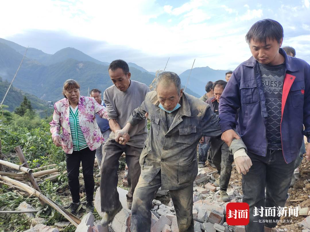 人大代表带着村民奋战5小时 救出埋在废墟下的八旬老人丨“9·5”泸定地震休闲区蓝鸢梦想 - Www.slyday.coM