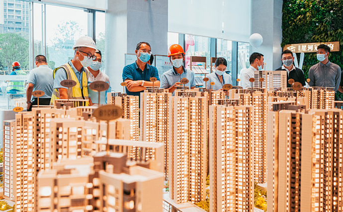 2022年8月24日，广东惠州，市民在一处房地产售楼处参观。人民视觉  良友图