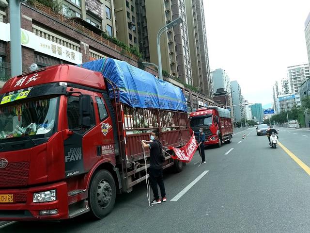 装满果蔬的大货车即将出发 凉山州应急管理局供图