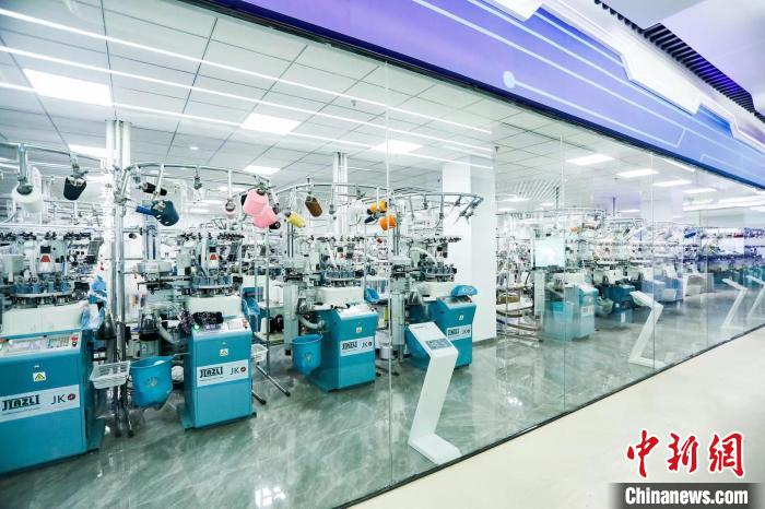 大唐袜业智能化生产车间 诸轩供图