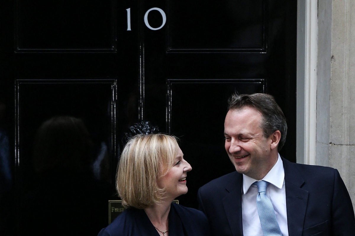  当地时间2022年9月6日，演讲结束后，英国新首相特拉斯与丈夫在首相府门前。