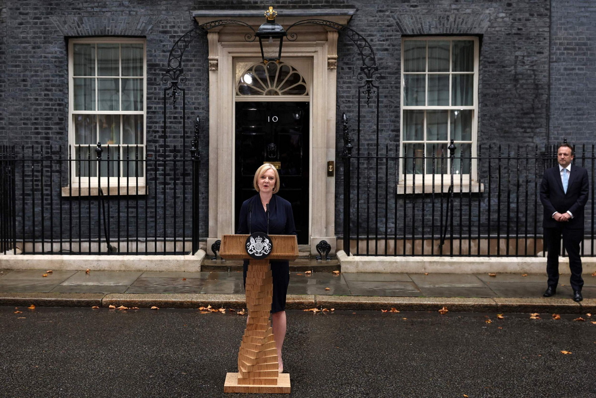 当地时间2022年9月6日，英国新首相特拉斯在首相府门前发表演讲。