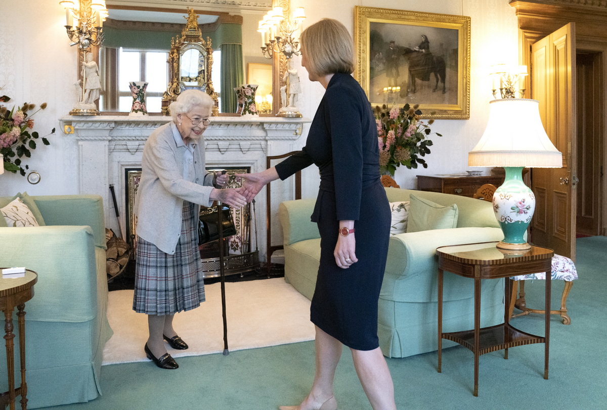 当地时间2022年9月6日，特拉斯在苏格兰巴尔莫勒尔堡接受英国女王伊丽莎白二世的正式任命，成为英国新任首相。